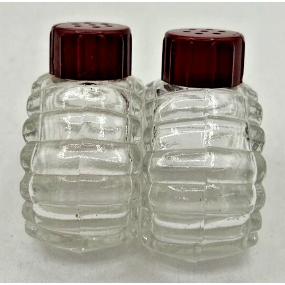 Vintage Retro Salt and Pepper Shakers Clam Shell Set U260/43‎